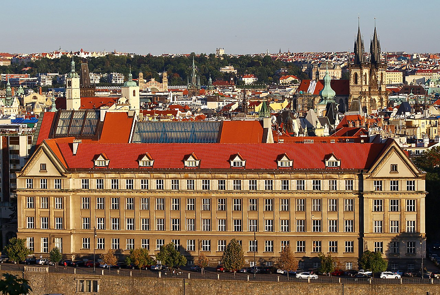 Най-старият университет в Централна Европа се намира в Прага. Карловият университет в е основан през 1348 година. 