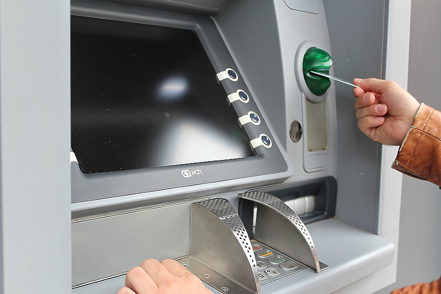 По-малко банкомати - повече трудности за потребителите през летния сезон