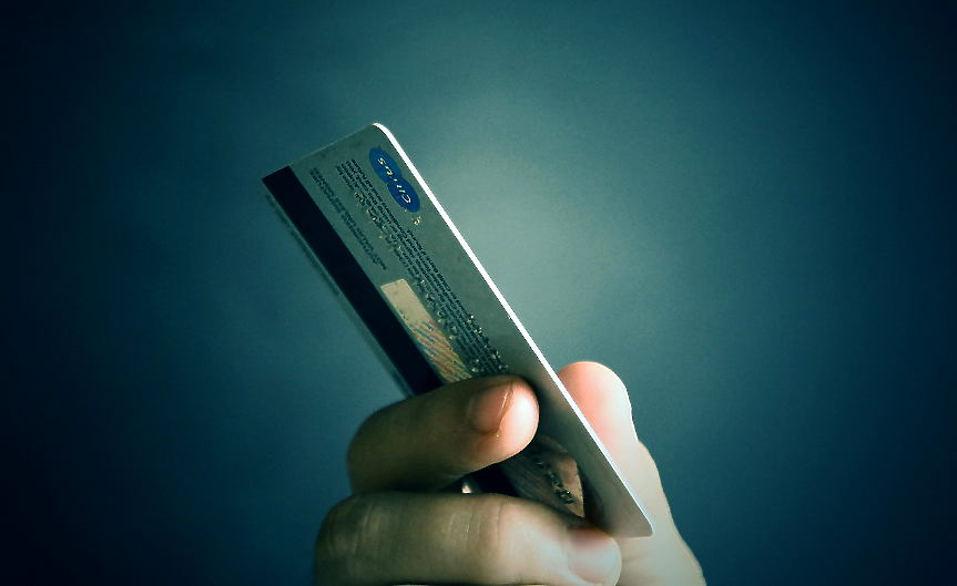 Американците вече дължат над $1 трилион по кредитните си карти