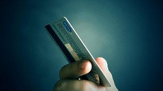 Американците вече дължат над $1 трилион по кредитните си карти