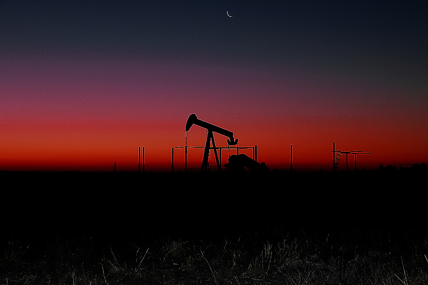 Петролът поскъпва с близо 1% след спад на запасите на суровината в САЩ