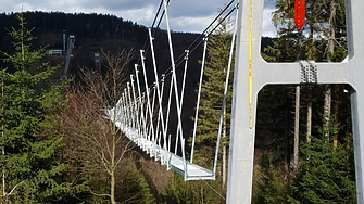 Германия откри най-дългия висящ пешеходен мост в света