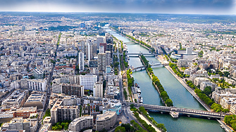 След 100 г.: Париж разрешава плуването в Сена през 2025 г.