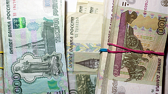 Руснаците кътат повече пари в брой от когато и да било