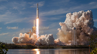 Капсула на SpaceX отведе до МКС четирима астронавти от четири държави