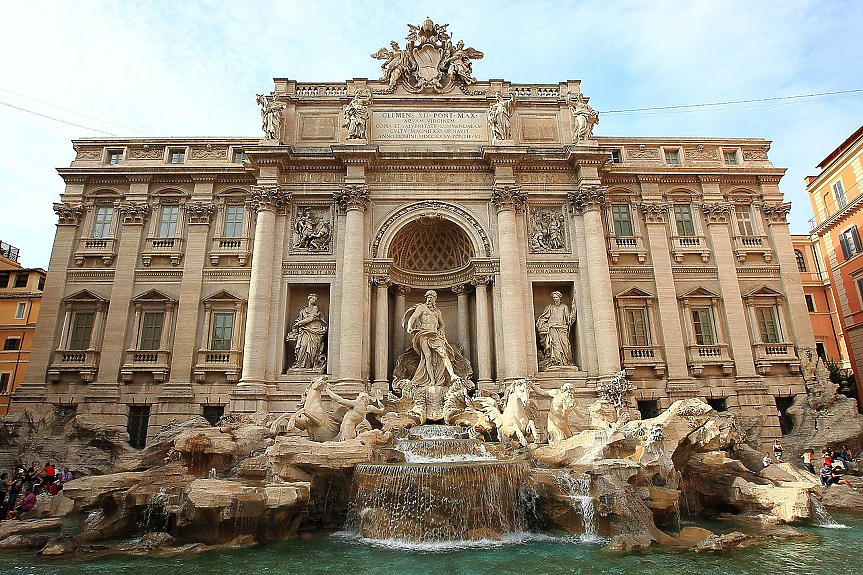 Туристка влезе във фонтана ди Треви в Рим, за да си напълни бутилка с вода