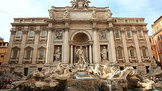 Туристка влезе във фонтана ди Треви в Рим, за да си напълни бутилка с вода