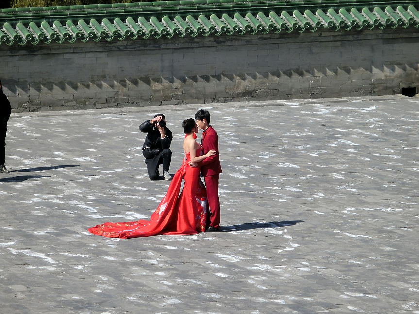 Китайски окръг предлага парична награда на младоженци, ако булката е под 25 г.