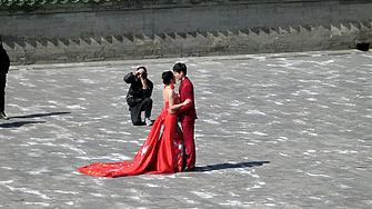 Китайски окръг предлага парична награда на младоженци, ако булката е под 25 г.