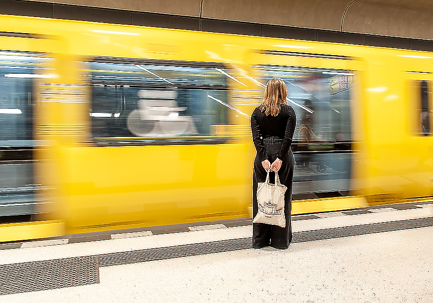 Държавна железница помоли жените да не се гримират във влаковете