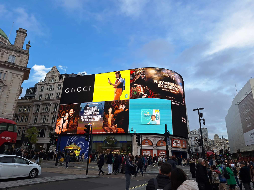 Едно от най-посещаваните места в Лондон е площад Пикадили Съркъс, който до голяма степен дължи своята популярност на неоновите реклами. 