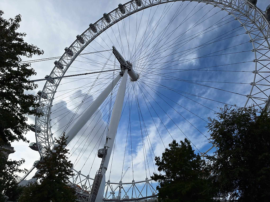 Със своята височина от 135 м, Лондонското око е най-високото виенско колело в Европа и една от най-популярните платени атракции във Великобритания.