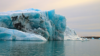 Най-големият айсберг в света се движи за първи път от над 30 г.