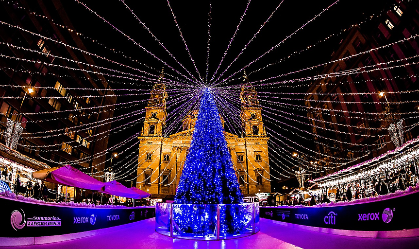 Коледният сезон започва рано в Будапеща, където украсата и тематичните щандове за храна и подаръци се появяват обичайно от  17 ноември до 1 януари.
