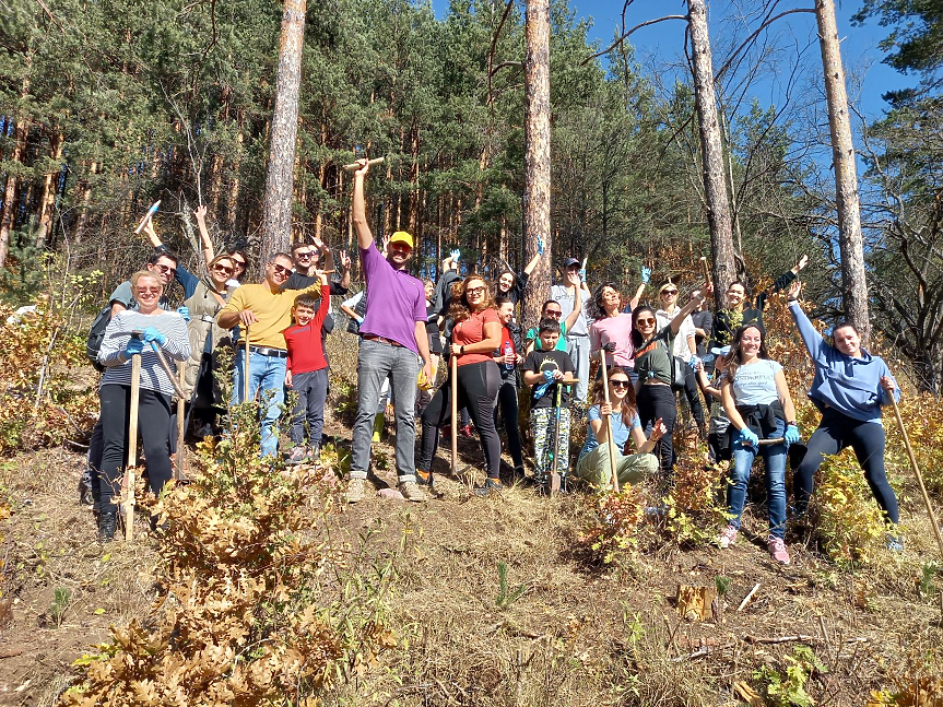 Екипът на АстраЗенека България засади 1 000 кв. м гора