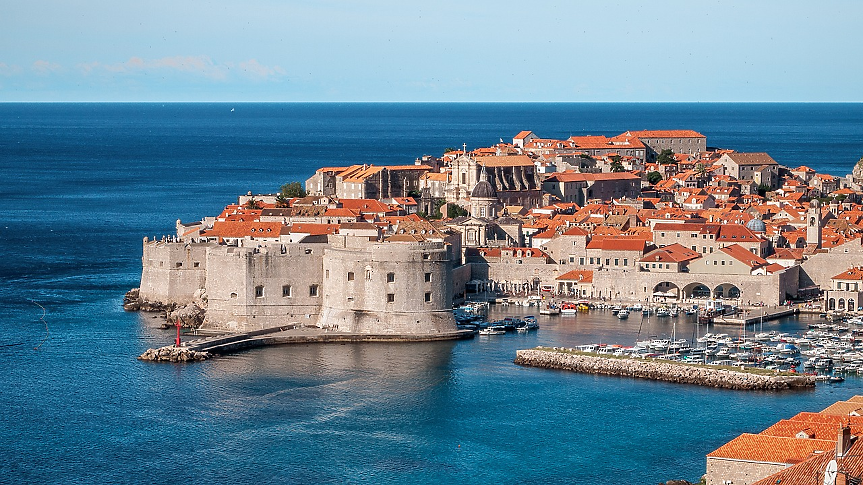 Хърватия е едно от няколкото места, използвани за снимките на популярната поредица на HBO „Игра на тронове“. Части от сагата са заснети в град Дубровник, на остров Локрум, в катедралата Св. Яков в Шибеник и в националния парк Крка.