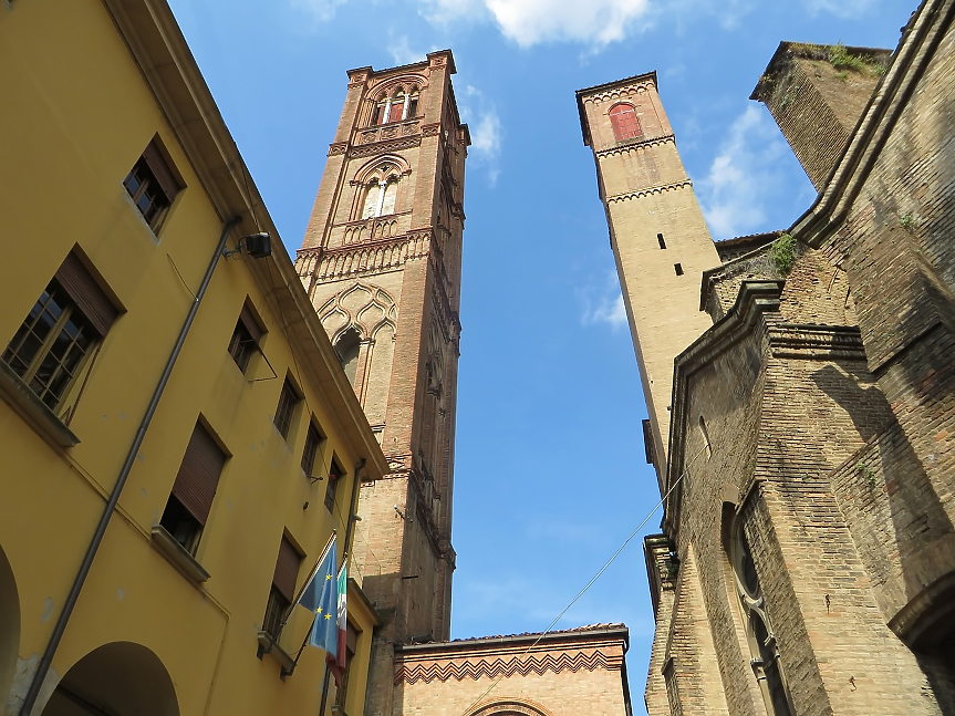 Затвориха улици в италиански град заради опасна наклонена кула