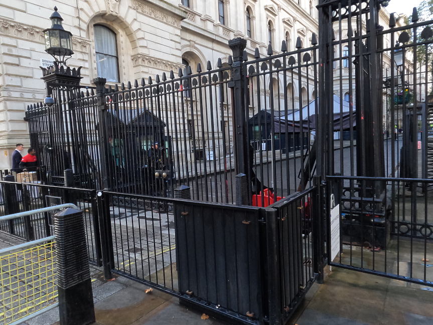 На Даунинг стрийт 10 в Лондон се намират резиденцията и работният офис на министър-председателя на Обединеното кралство. Сградата е разположена в близост до парламент и до Бъкингамския дворец.