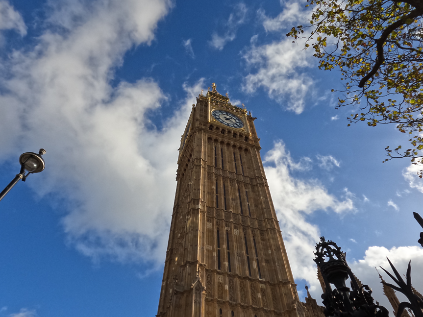 Биг Бен, всъщност, е името на най-голямата камбана в популярната часовникова кула. Тя тежи над 13 тона. Самата часовникова кула е завършена през 1859 г., а от 2012 г. носи името Елизабет Тауър. 