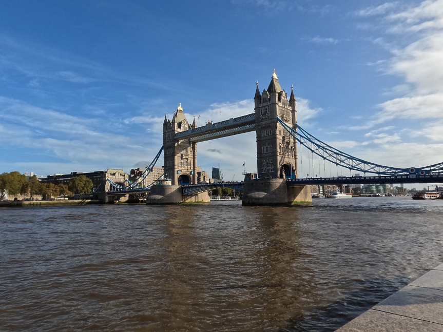 Подвижният висящ мост Тауър Бридж над река Темза се намира в близост до Лондонската кула (Тауър), от която идва името му. 