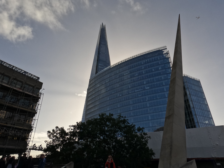 Небостъргачът Шард е с височина от 309.6 м. Той не само е най-високата сграда в Лондон, но също така и най-високата във Великобритания и в Западна Европа. 