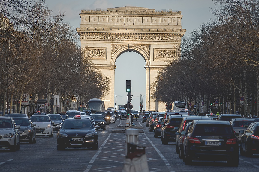 С по-скъпо паркиране Париж гони по-големите коли от центъра