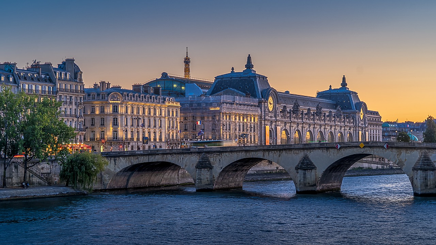 Никога няма лошо време да посетите Париж. С преминаването на есента към по-студените месеци Градът на светлината става още по-уютен и още по-романтичен. 