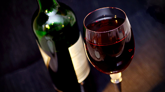 Учени обясниха защо ни боли глава от червено вино. Не е количеството