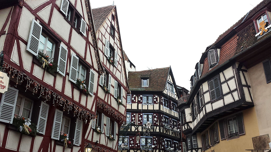 Най-старият и най-голям коледен пазар във Франция превръща изключително красивия Страсбург в нещо доста необикновено. По-голямата част от пазарите в града отварят на 24 ноември и затварят на 24 декември 2023 г.