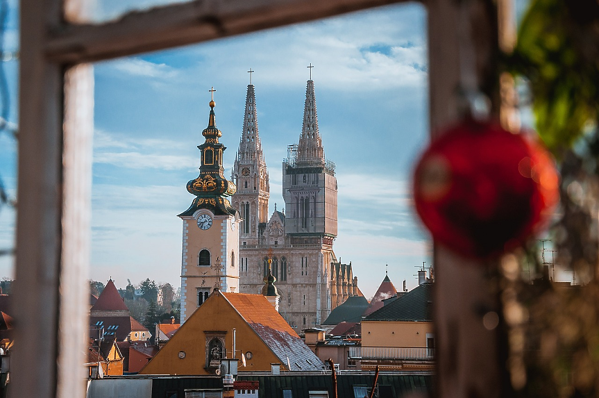 Столицата на Хърватия изпада в шестседмична празнична лудост, когато поне дузина коледни базари превземат Загреб. Тази година пазарите ще отворят малко по-късно от обикновено на 2 декември 2023 г. и ще продължат до 7 януари 2024 г.