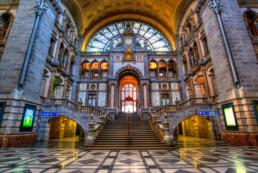 Открита през 1905 г., централната гара на Антверпен е главната железопътна станция на града. За вдъхновение архитектът приема изискванията на краля на Белгия Леополд II и оформя гарата по подобие на Пантеона в Рим. 