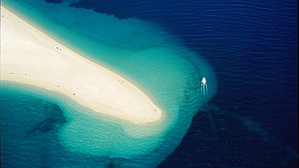 За по-малко от €1 млн.: Продава се европейски остров със зашеметяващ плаж и стадо понита