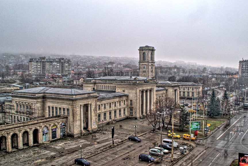 Русенската централна жп гара е най-голямата на Балканския полуостров. Внушителната сграда се е превърнала в един от безспорните символи на Русе и в миналото е била най-често изобразяваната сграда на старите пощенски картички от дунавския град. 