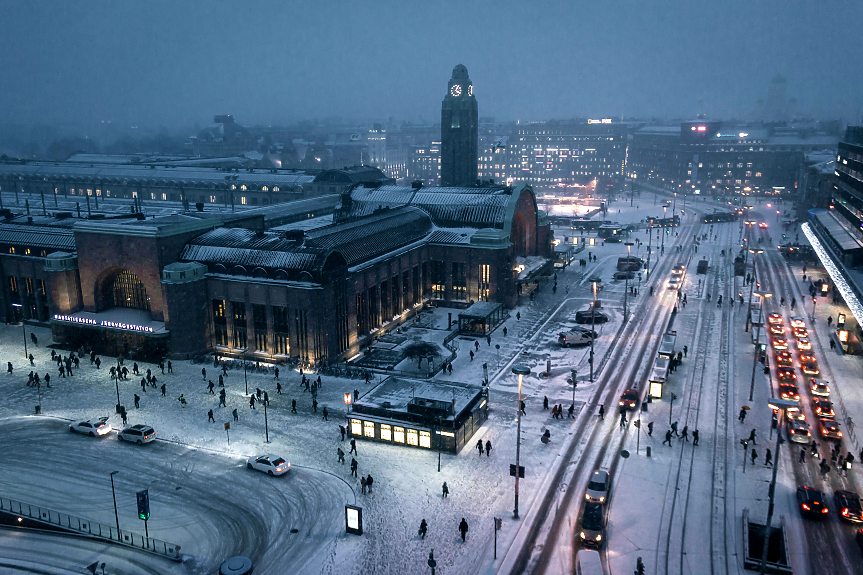 Разположена във Финландия, Централната гара на Хелзинки е построена през 1919 г. Сградата в стил арт деко изглежда едновременно футуристична и традиционна.