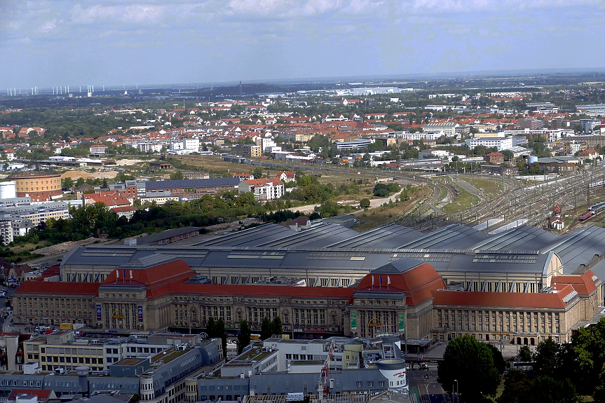 Централната гара на Лайпциг е открита през 1915 г. и по това време е една от най-големите железопътни станции в света. С площ от 83 460 квадратни метра, в момента тя е най-голямата по размер железопътна гара в Европа.  