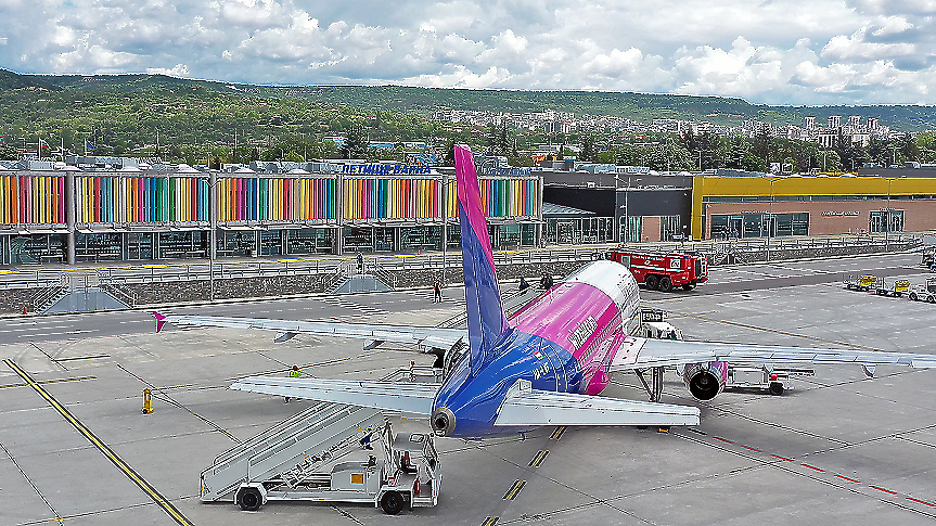 Близо 4 млн. пътници са минали през летищата във Варна и Бургас