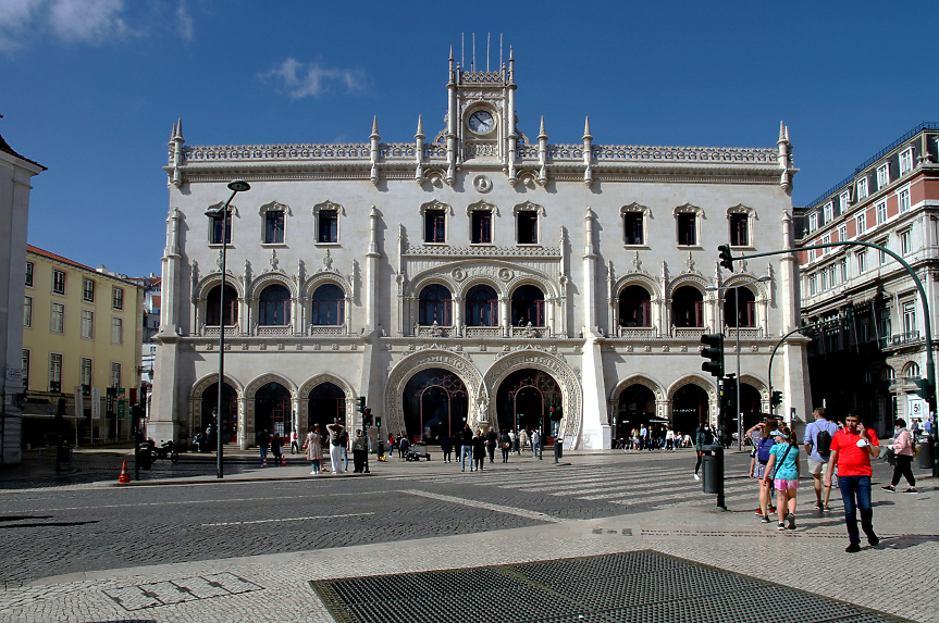 Железопътната гара Rossio се намира в Лисабон, Португалия. Построена е в типична мануелинска форма на архитектура и е открита през 1891 г. Това не е главната жп станция на португалската столица, но нейният уникален стил привлича вниманието на туристите.