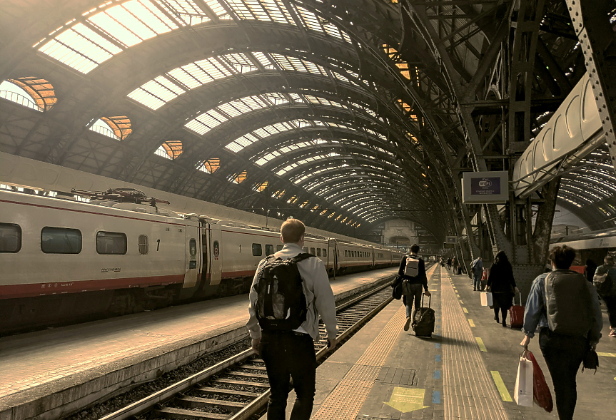 Milano Centrale, открита през 1931 г., е втората по големина железопътна гара в Италия. Интересното е, че първоначалната идея била гарата да е сравнително скромна, но италианският диктатор Бенито Мусолини настоявал тя да илюстрира мощта на Италия.