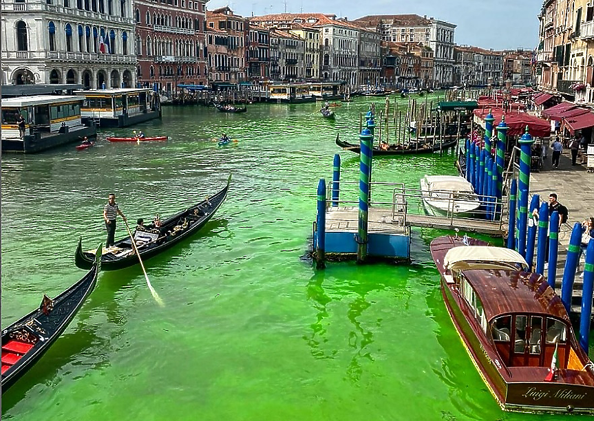 Активисти оцветиха водите на Канале Гранде във Венеция в зелено 