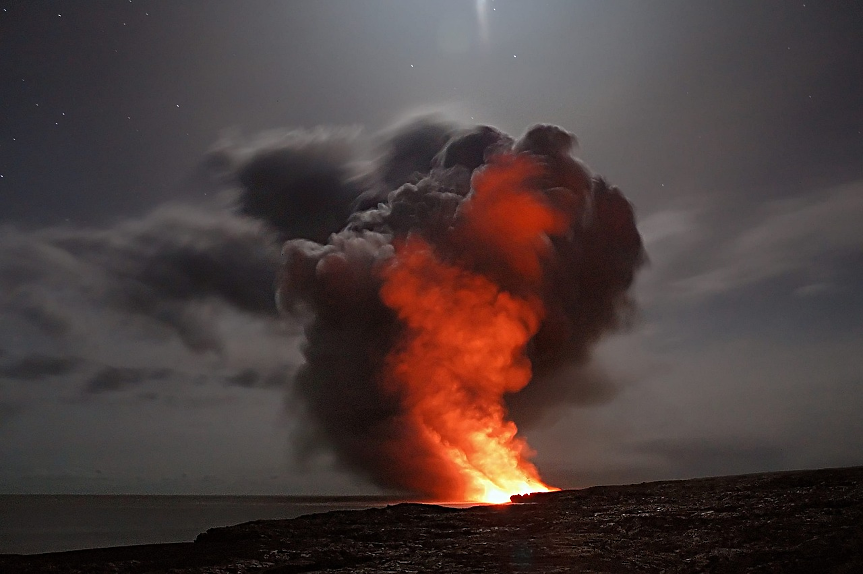 Вулкан изригна в Исландия, лавата му подпали къщи