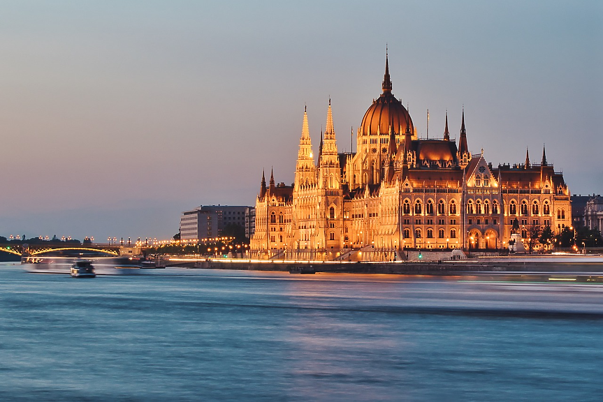 Бреговете на Дунав със замъка Буда и булевард Андраши са описани от ЮНЕСКО като „един от забележителните градски пейзажи в света“. Този исторически участък на реката е дом на човешко селище още преди 2.58 млн. г. 