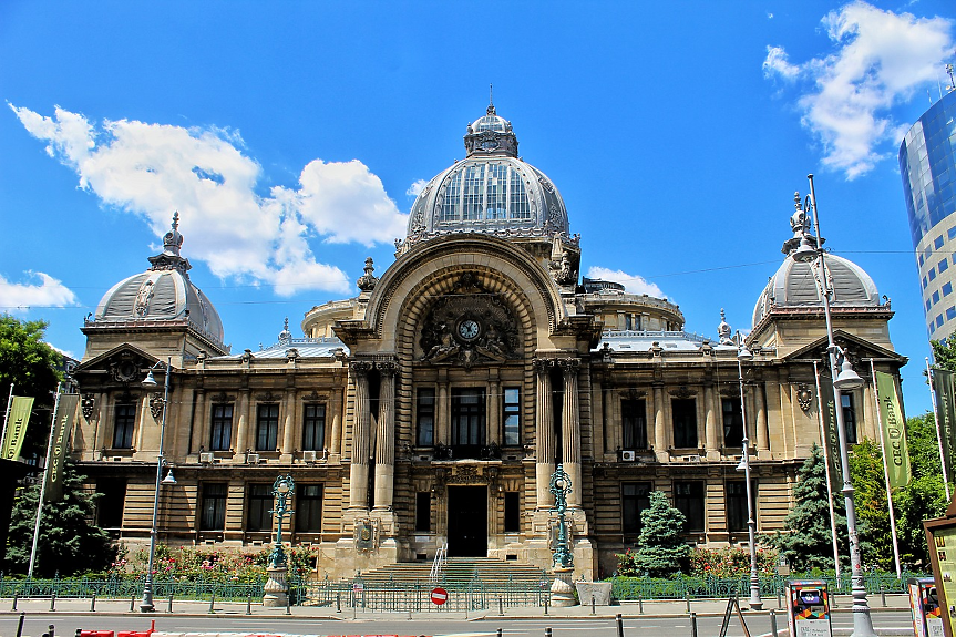 Друг псевдоним на Букурещ е „Малкия Берлин“, тъй като се смята, че двата града си приличат в смесицата от поразителни различия в архитектурата.