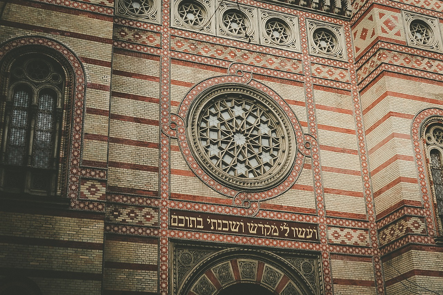 Построена между 1854 и 1859 г., Голямата еврейска синагога в Будапеща побира 3000 души. Това е най-голямата синагога в Европа и втората по големина в света (след Голямата синагога в Йерусалим).