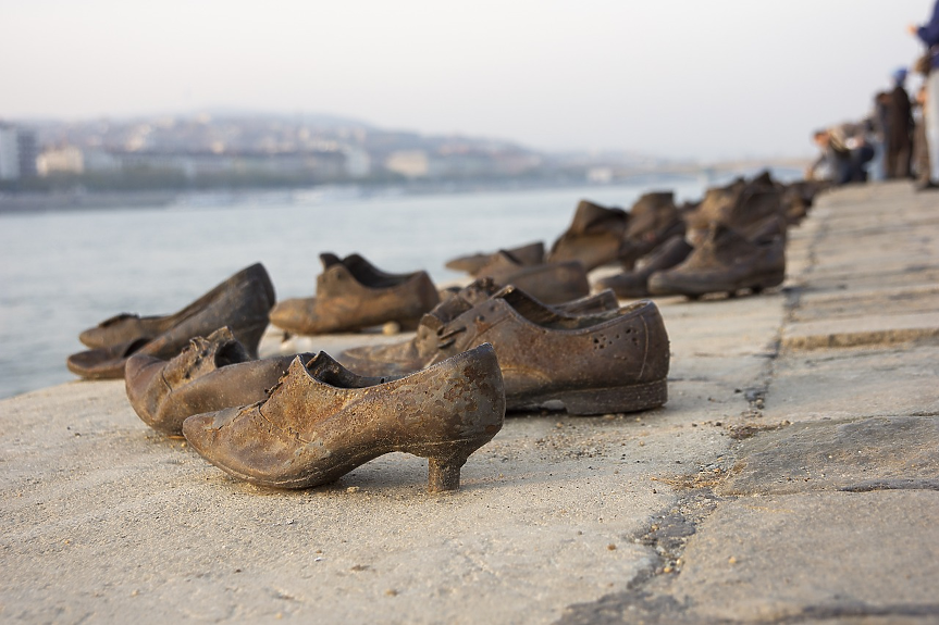 Мемориалът „Обувки на брега на Дунав“ почита жертвите на Холокоста, отразявайки тъмната история на Будапеща.