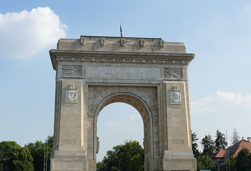 Румънската столица има своя собствена Триумфална арка, която заменя дървената структура, построена в чест на независимостта на Румъния през 1878 г. Тя е много подобна на Триумфалната арка в Париж.