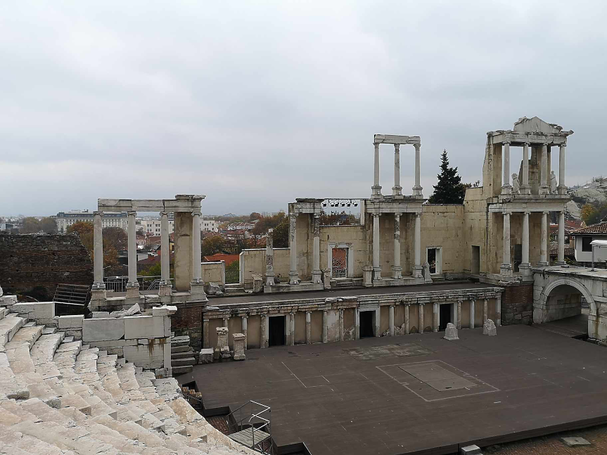 Античният театър на Пловдив е една от най-добре запазените подобни структури в света. Предполага се, че е побирал около 3500 души.