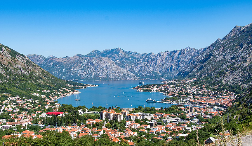 Черна гора е десетата най-малка страна в Европа. Площта ѝ е 13 812 кв. км, от които 13 605 кв. км суша и 207 кв. км водна площ.