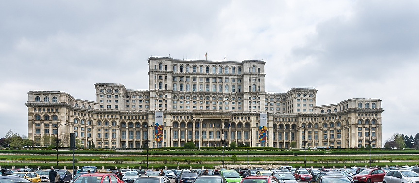 Дворецът на парламента е най-тежката сграда в света. Той е и най-скъпата сграда в света, струваща 4 млрд. евро, както и най-голямата административна сграда в Европа и втората по големина в света след Пентагона.