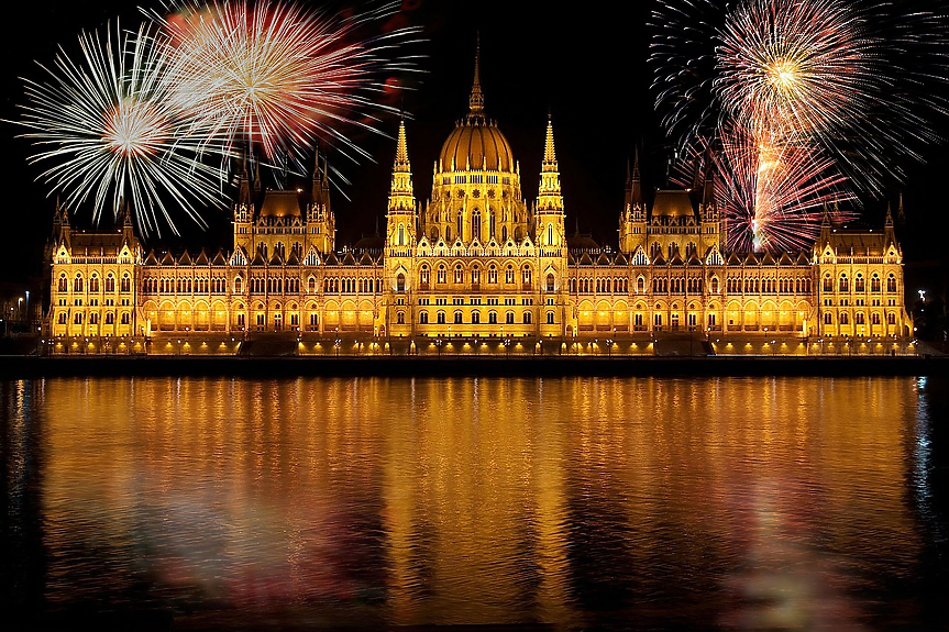 Будапеща е основан през 1873 г., когато трите града Буда, Обуда и Пеща се сливат. Буда и Обуда са на западния бряг на река Дунав, а Пеща на източния.