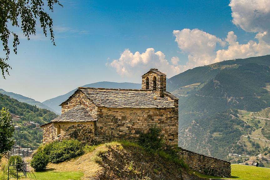 Княжество Андора е шестата най-малка страна в Европа, която няма излаз на море. Площта й възлиза на 468 кв. км.